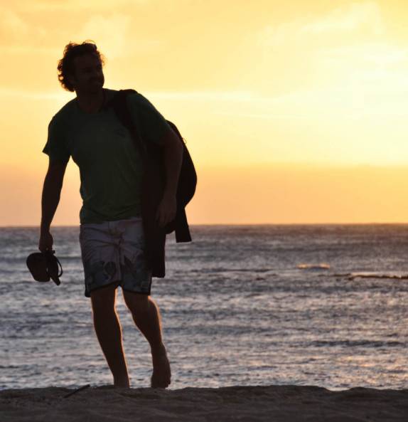 Passeio em Waikiki durante o pôr-do-sol (em Honolulu, a capital do Havaí, na ilha de Oahu)